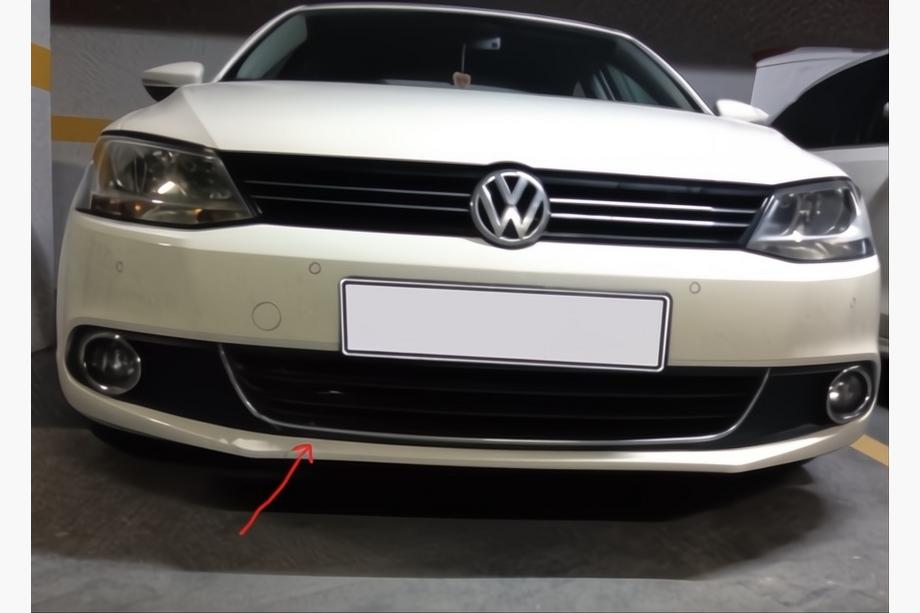 Volkswagen Jetta 2011–2018 Kromlist ("smile") för främre stötfångare U 2011-2014 (rostfritt stål) Image