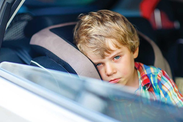 Vad gör du om barnet blir åksjukt i bilen?