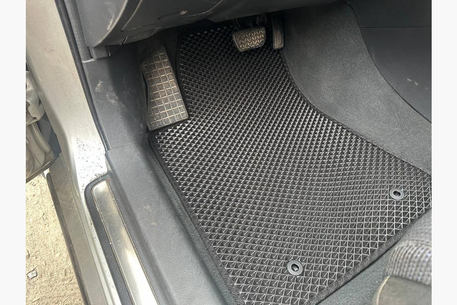 Toyota Avensis 2003–2009 EVA golvmattor V-2 (svarta) Image