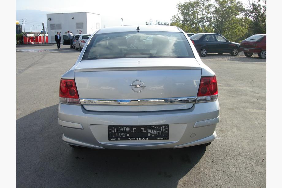 Opel Astra H 2004–2013 Bakre nedre diffusor Sedan (för lackering) Image