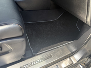 Nissan Patrol Y62 2010–2024 Deluxe textilmattor (3 rader, svart) foto 6