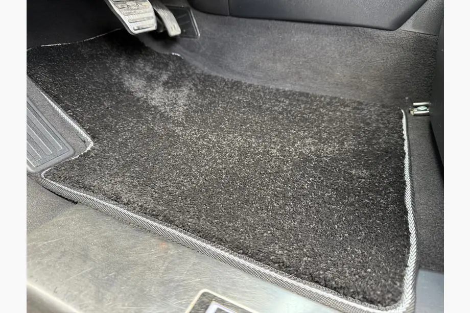 Nissan Armada 2016–2024 Deluxe textilmattor (3 rader, svart) Foto 2