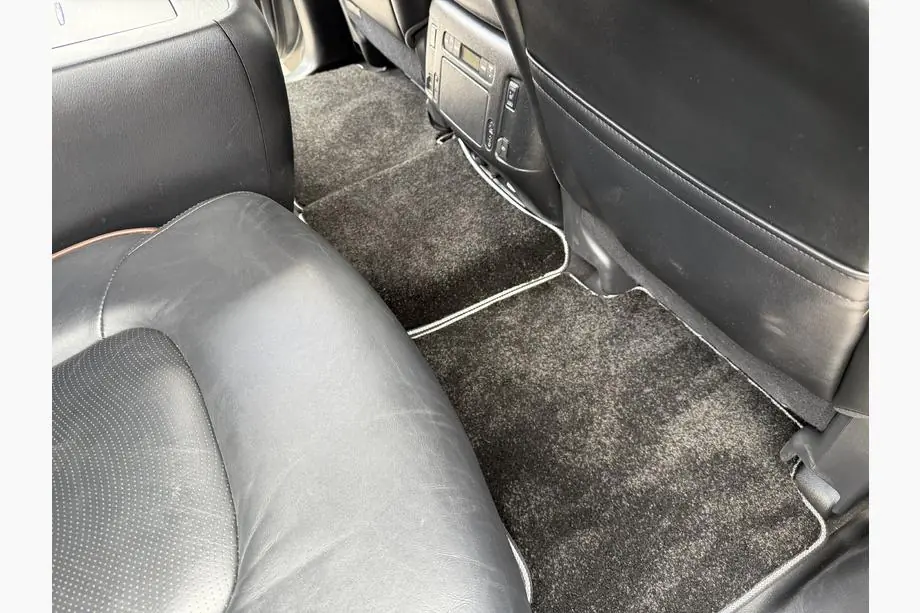 Nissan Armada 2016–2024 Deluxe textilmattor (3 rader, svart) Foto 12