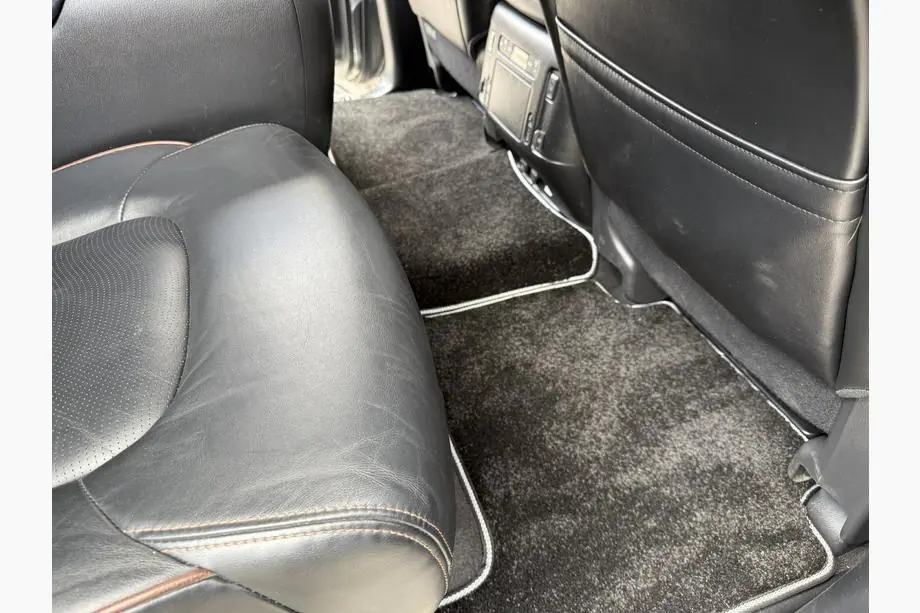 Nissan Armada 2016–2024 Deluxe textilmattor (3 rader, svart) Foto 4