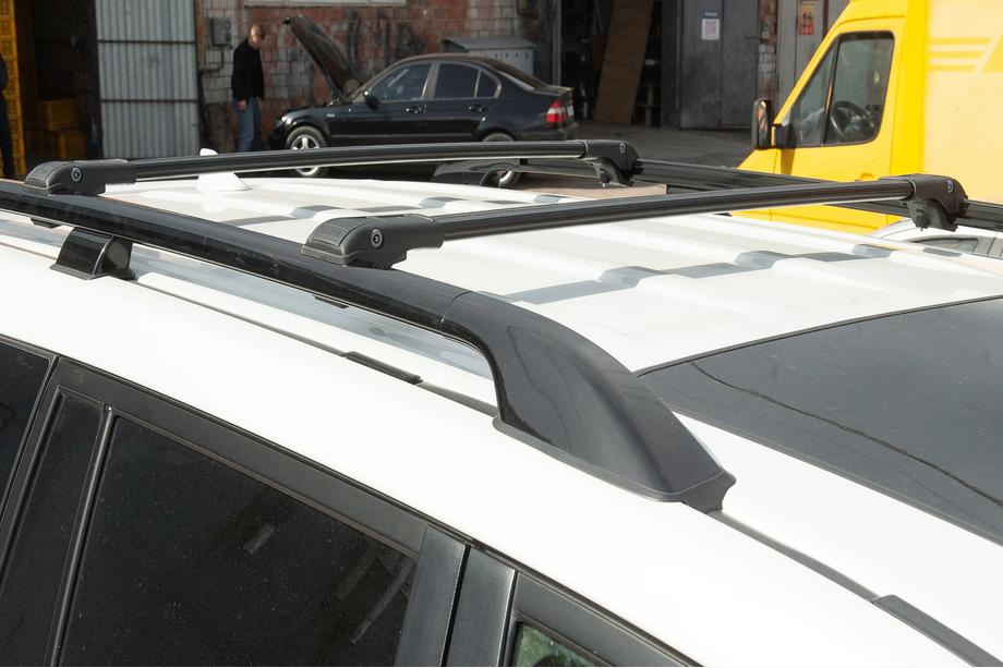 Kia Carnival 2021– Takräcke (lastbågar) för vanliga rails, låsbart med nyckel WingBar V1 (2 st) upp till 140 cm, grå Foto 5