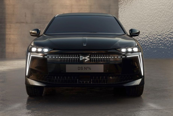 Test av DS N°4 E-Tense 2025: Uppdaterad premiumhalvkombi