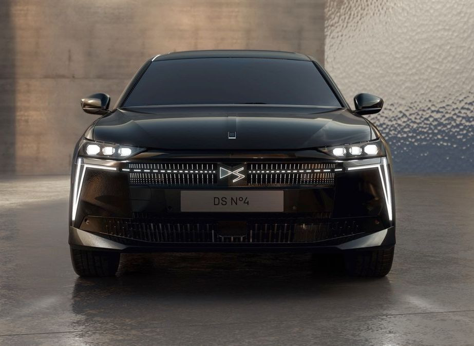 Test av DS N°4 E-Tense 2025: Uppdaterad premiumhalvkombi