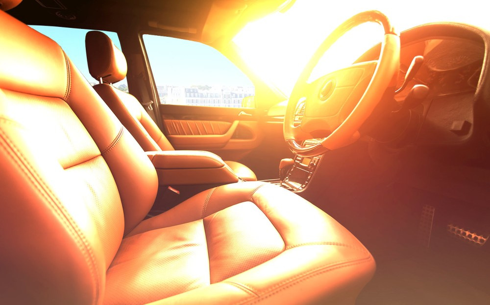Det här ska du aldrig lämna i bilen i sommarhettan