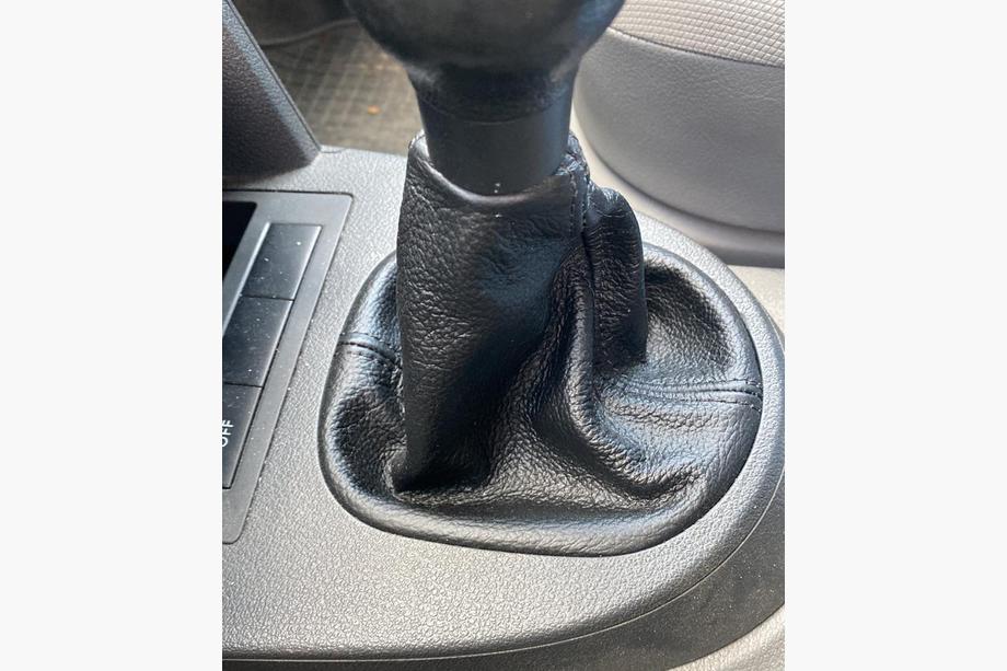 Volkswagen Caddy 2004–2010 Läderdamask för växelspak Image