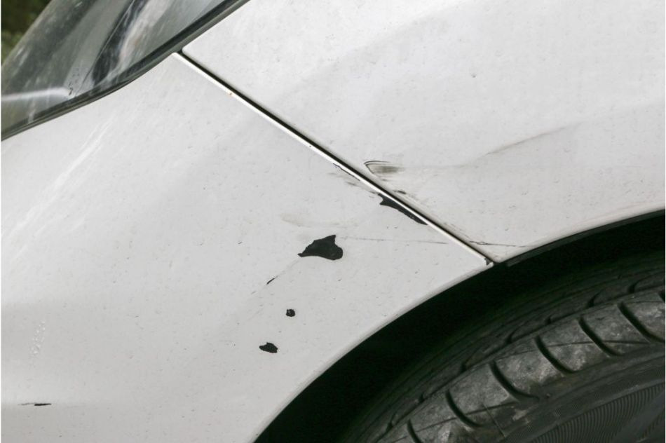 Varför stenskott och lackskador på bilen kan vara farliga