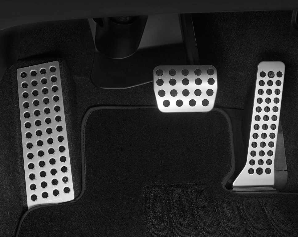 Varför behövs pedalöverdrag i bilen?