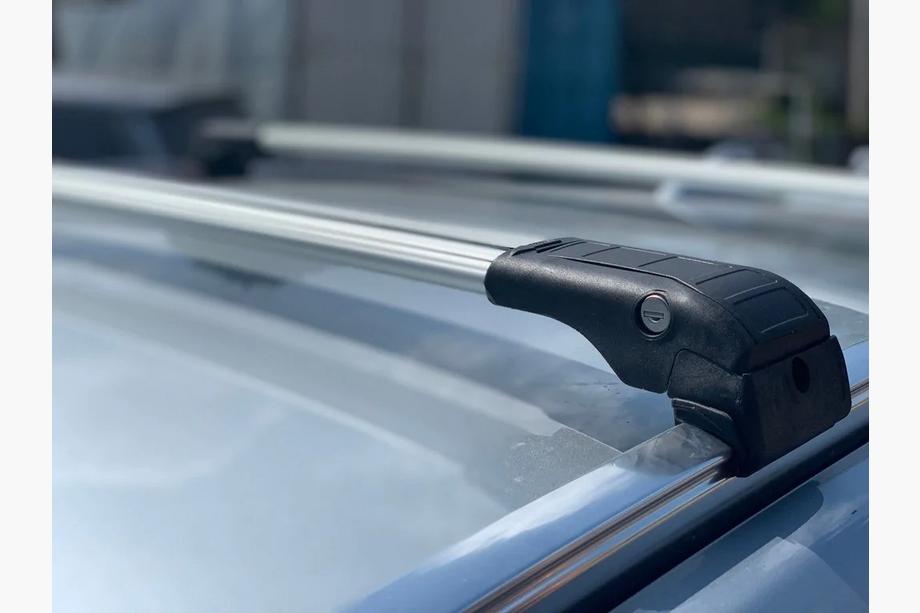 Toyota Proace City 2016– Takräcke (lastbågar) för integrerade takrails Wingbar V2 (2 st) Svart Foto 3