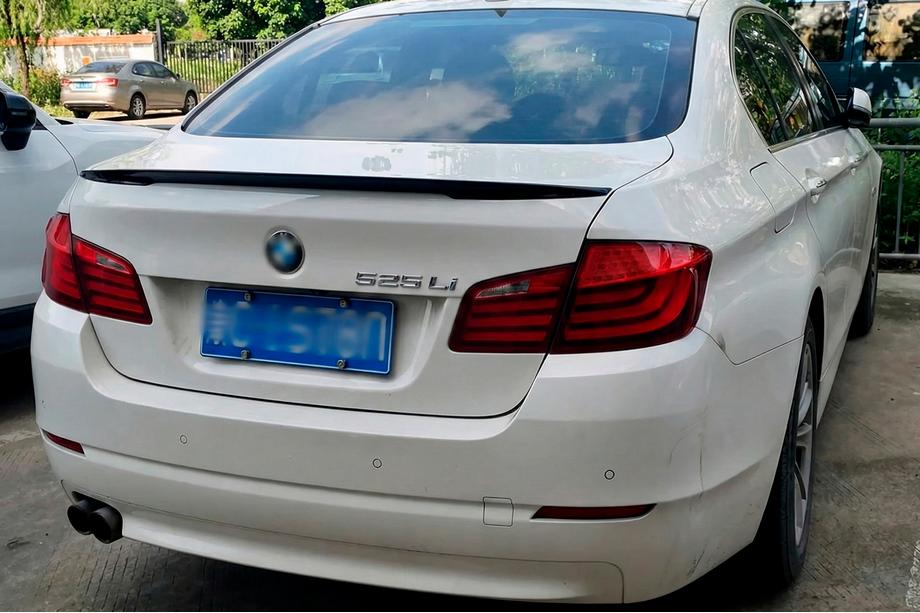 BMW 5-serien F10/F11 2010–2016 P-Style bakspoiler (för F10, blanksvart) Image