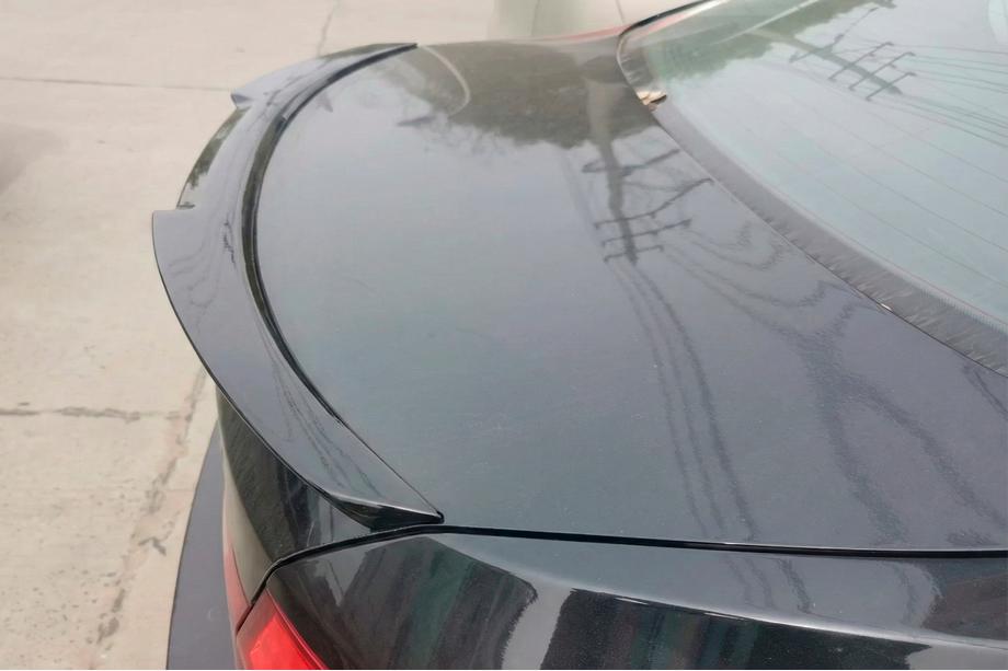 BMW 5-serien F10/F11 2010–2016 M4-style bakspoiler (för F10, blanksvart) Image