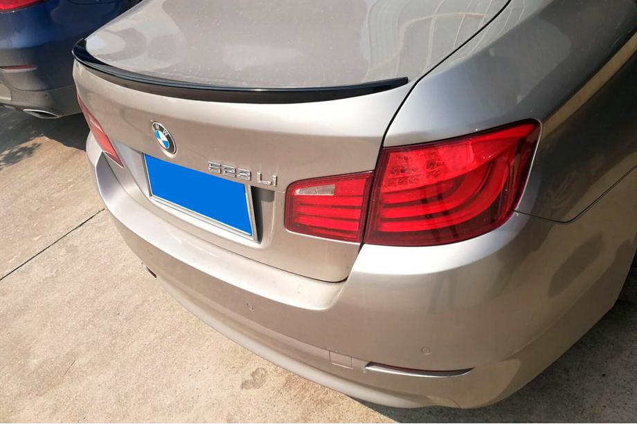 BMW 5-serien F10/F11 2010–2016 OEM-style spoiler (för F10, högglans svart) Image