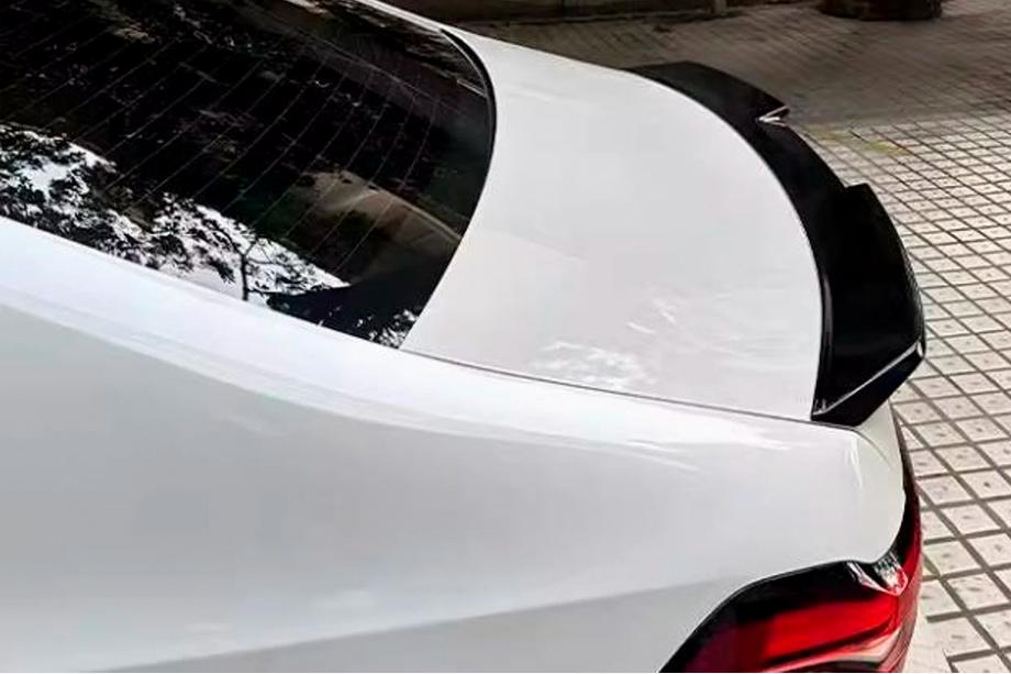 BMW 5/i5-serie G60/G60E/G61 2023– Spoiler M4-Style (svart högglans) Image