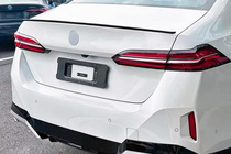 BMW 5/i5-serie G60/G60E/G61 2023– M5-stil spoiler (svart högglans) foto 1
