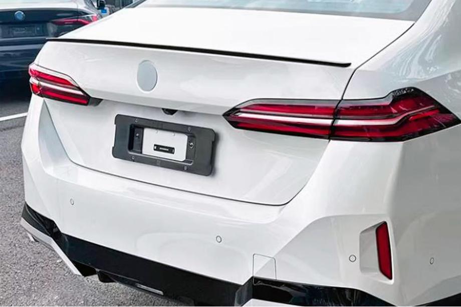 BMW 5/i5-serie G60/G60E/G61 2023– M5-stil spoiler (svart högglans) Image