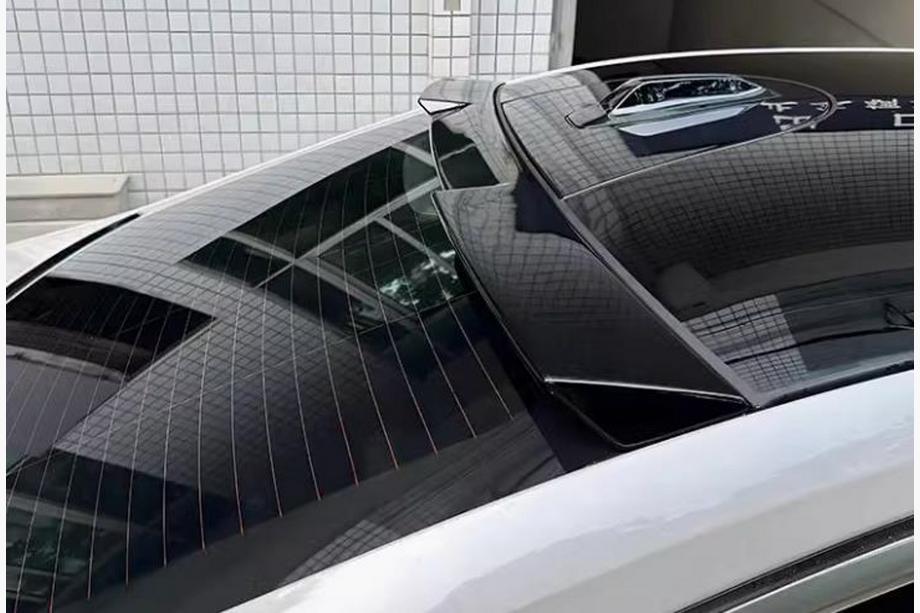 BMW 5/i5-serie G60/G60E/G61 2023– M4-Style bakluckespoiler (svart högblank) Image