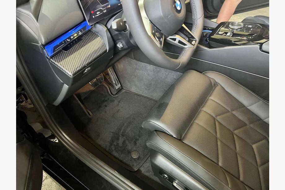 BMW 5/i5-serie G60/G60E/G61 2023– Premium textilmattor (för G60/61, svart) Image