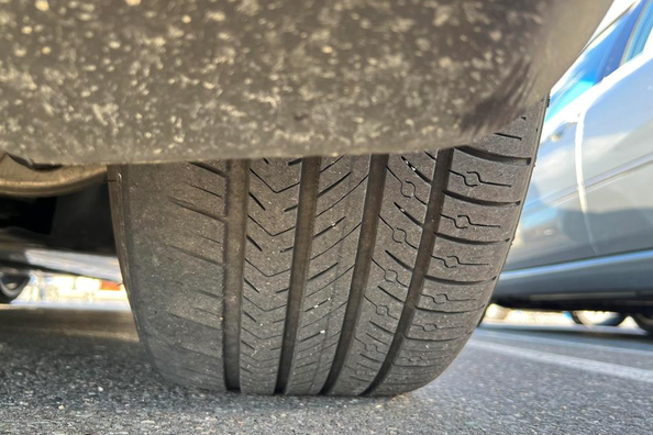 Varför slits bilens däck ojämnt?