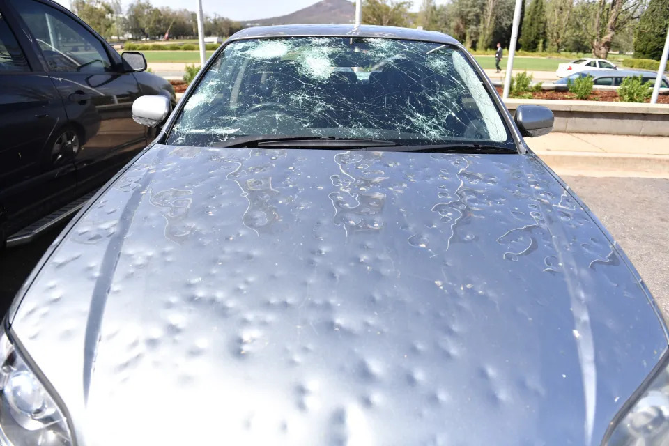Vad gör du om bilen har skadats av hagel?