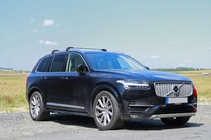 Volvo XC90 2015– Takräcke (lastbågar) för integrerade takrails, låsbara WingCarrier V2 (2 st) Grå foto 1