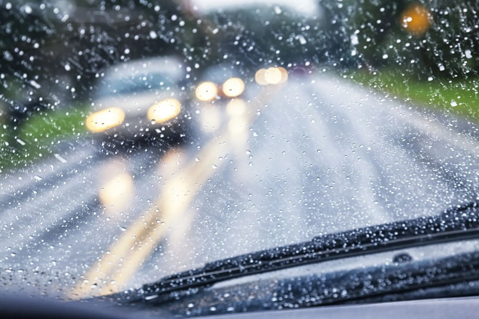 Varför är det farligt att köra i kraftigt regn?