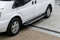 Ford Transit 2000–2014 Sidosteg RedLine V1 (2 st, aluminium) foto 1