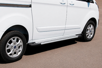 Ford Custom 2013–2022 Sidosteg Line (2 st, aluminium) foto 1