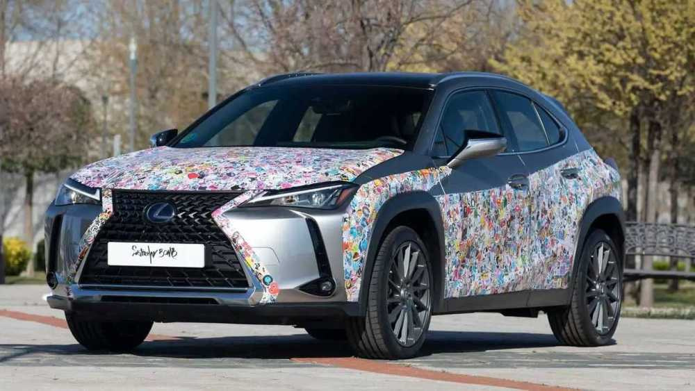 Stickerbombing på bilen: fördelar och nackdelar