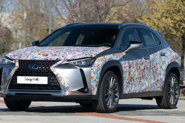 Stickerbombing på bilen: fördelar och nackdelar