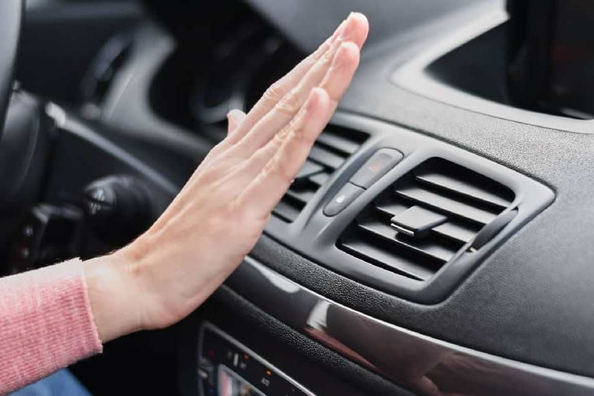 Varför bilens AC blåser dåligt: möjliga orsaker