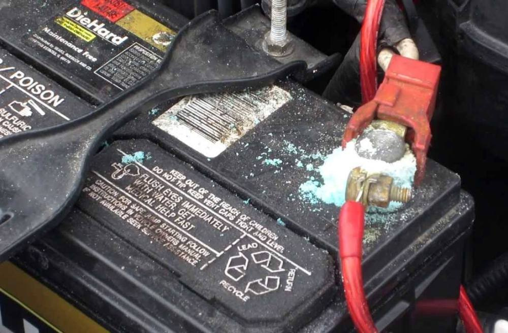Vad gör du om batteripolerna har fått beläggningar?