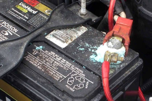 Vad gör du om batteripolerna har fått beläggningar?