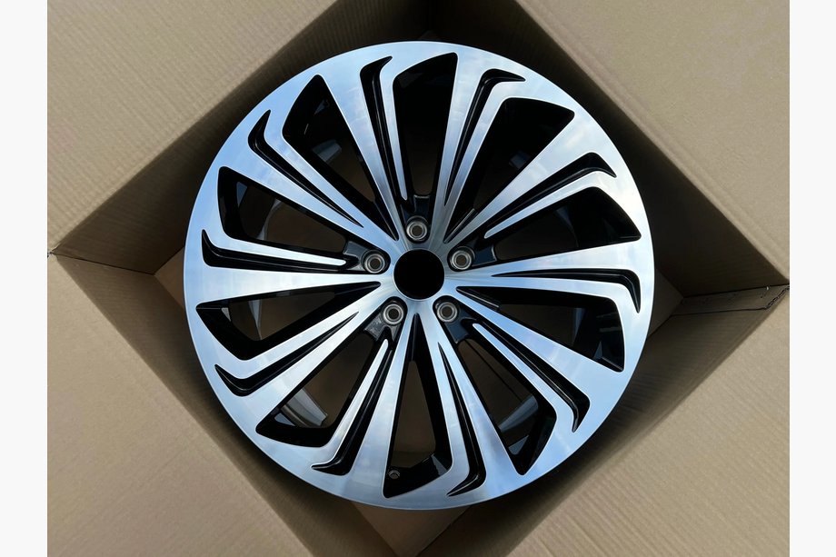 Bentley Bentayga 2015–2025 Smidda OEM-fälgar R24 (4 st) Image