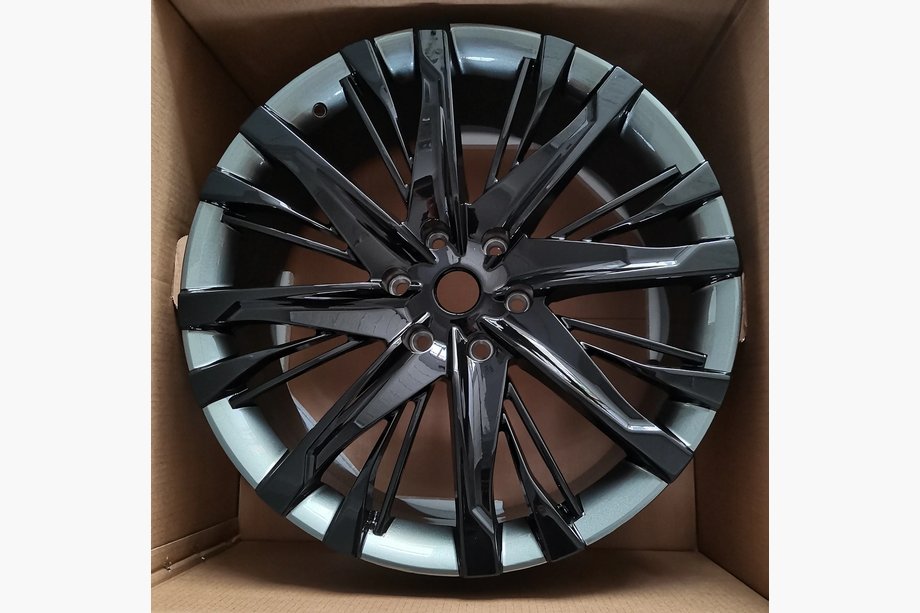 Infiniti QX80 2013–2024 Smidda OEM-fälgar R22 (4 st) Image