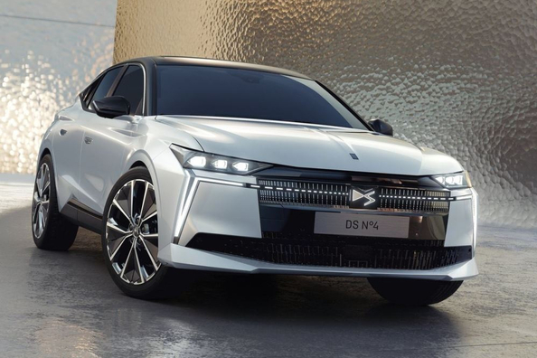 Test av DS N°4 2025: hybridversioner för ett grönare premium