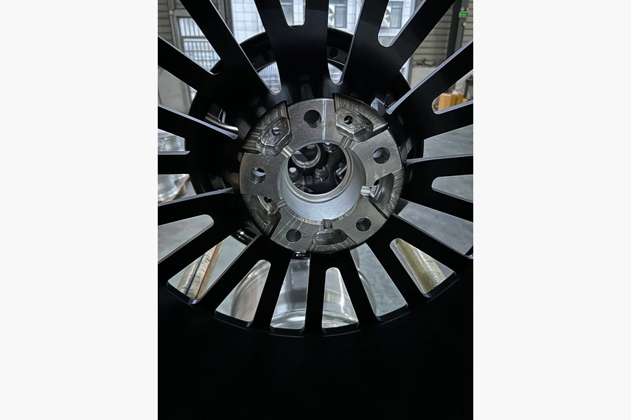Mercedes G class W465 2025– Smidda OEM-fälgar R22 V9 (4 st) Foto 5