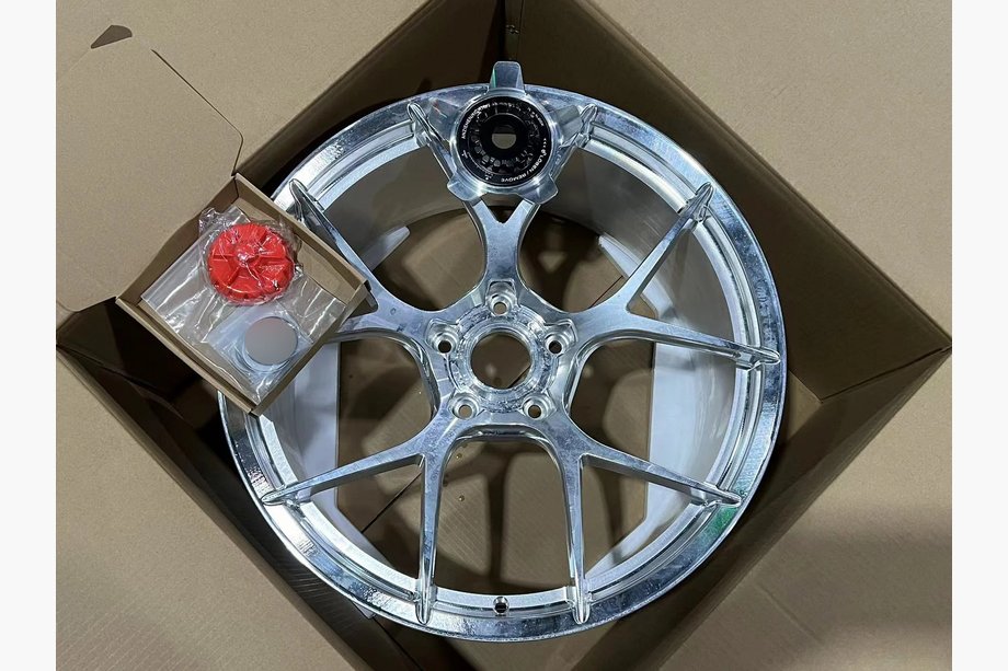 Porsche 911 (992) 2018– Smidda fälgar OEM R20 R21 V15 (4 st) Image