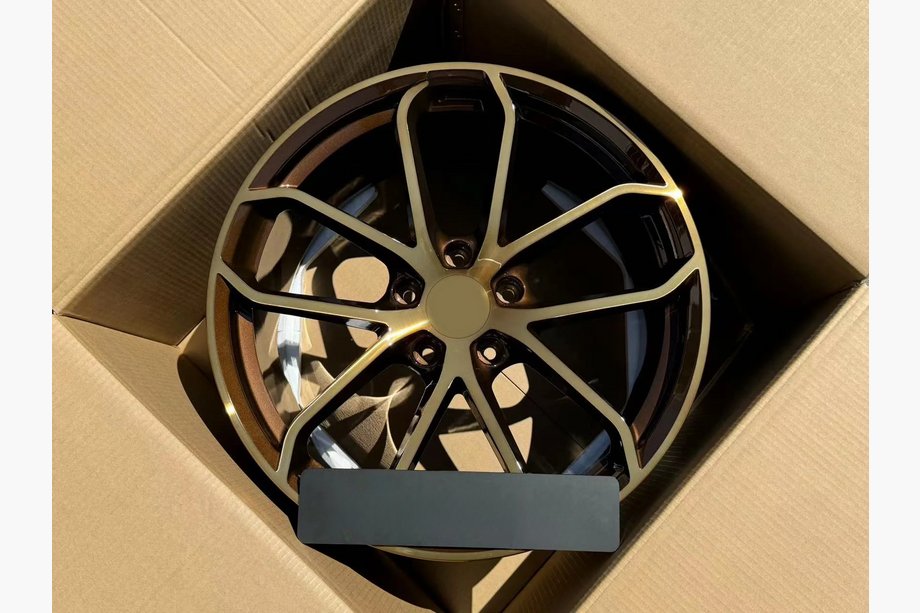 Porsche Panamera 2016–2023 OEM smidda fälgar R21 (4 st) Image