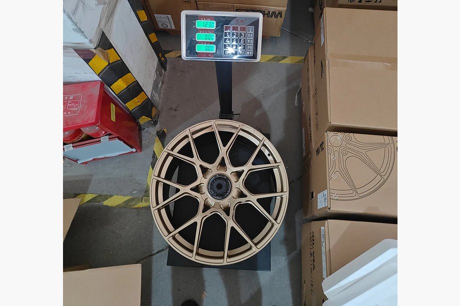 Porsche Boxster/Cayman 982 (718) 2016– OEM R20 V8 smidda fälgar (4 st) Image