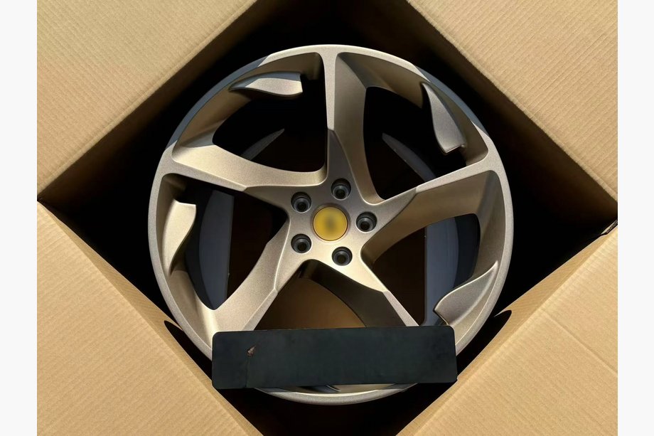 Ferrari SF90 Stradale Smidda OEM-fälgar R20 V2 (4 st) Image