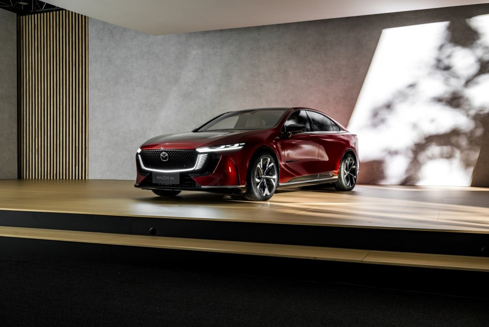 Test av Mazda 6e: Tekniska specifikationer, utrustning och bilder