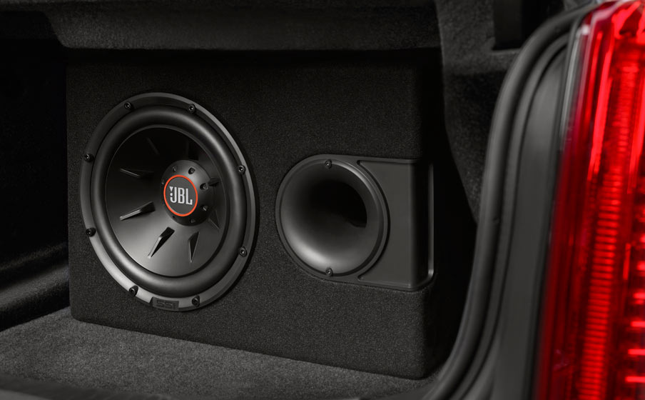 Subwoofer i bilen: för- och nackdelar och är det värt att montera?