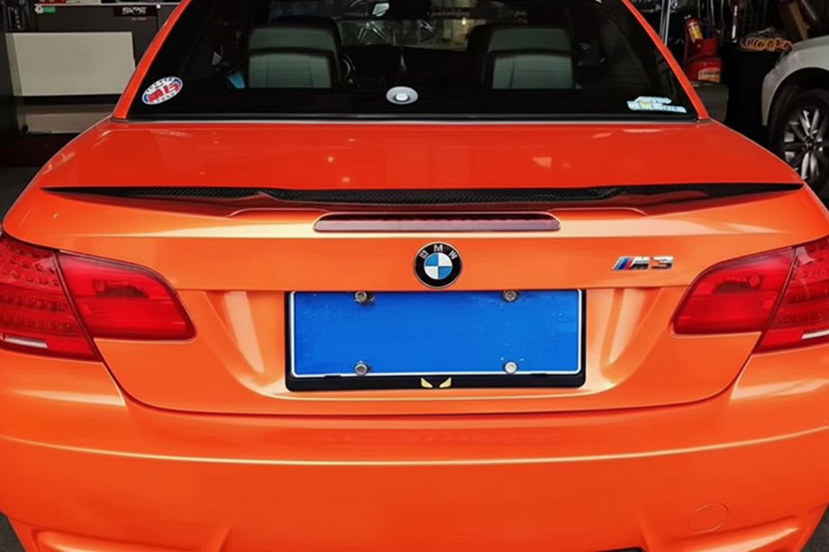 BMW 3-serien E92/E93 2006–2013 M4-Style spoiler (för E93, högglans svart) Image