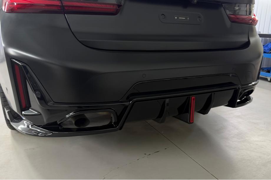 BMW 3-serien G20/G21 2018– Diffusor till bakre stötfångare B-Style LED (för M-Sport 2023+, ABS) Image