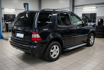Mercedes ML W163 1997–2005 Sidosteg Line (2 st, aluminium) foto 1
