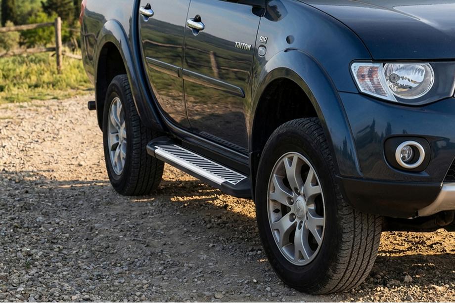 Mitsubishi L200 2006–2015 Sidosteg Line (2 st, aluminium) Image