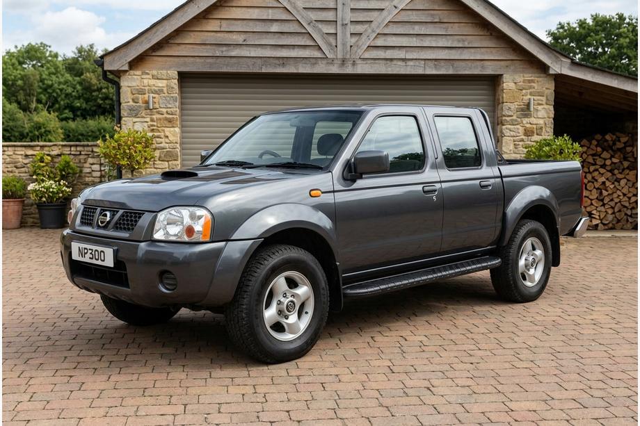 Nissan NP300 1999–2015 Sidosteg Bosphorus Black (2 st, aluminium) Image